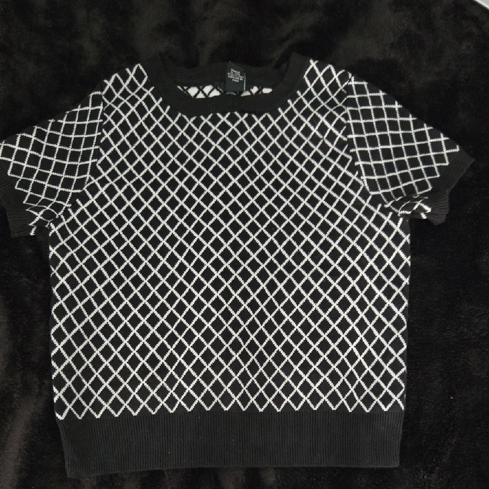 Forever 21 Black and White Diamond Pattern Sweater